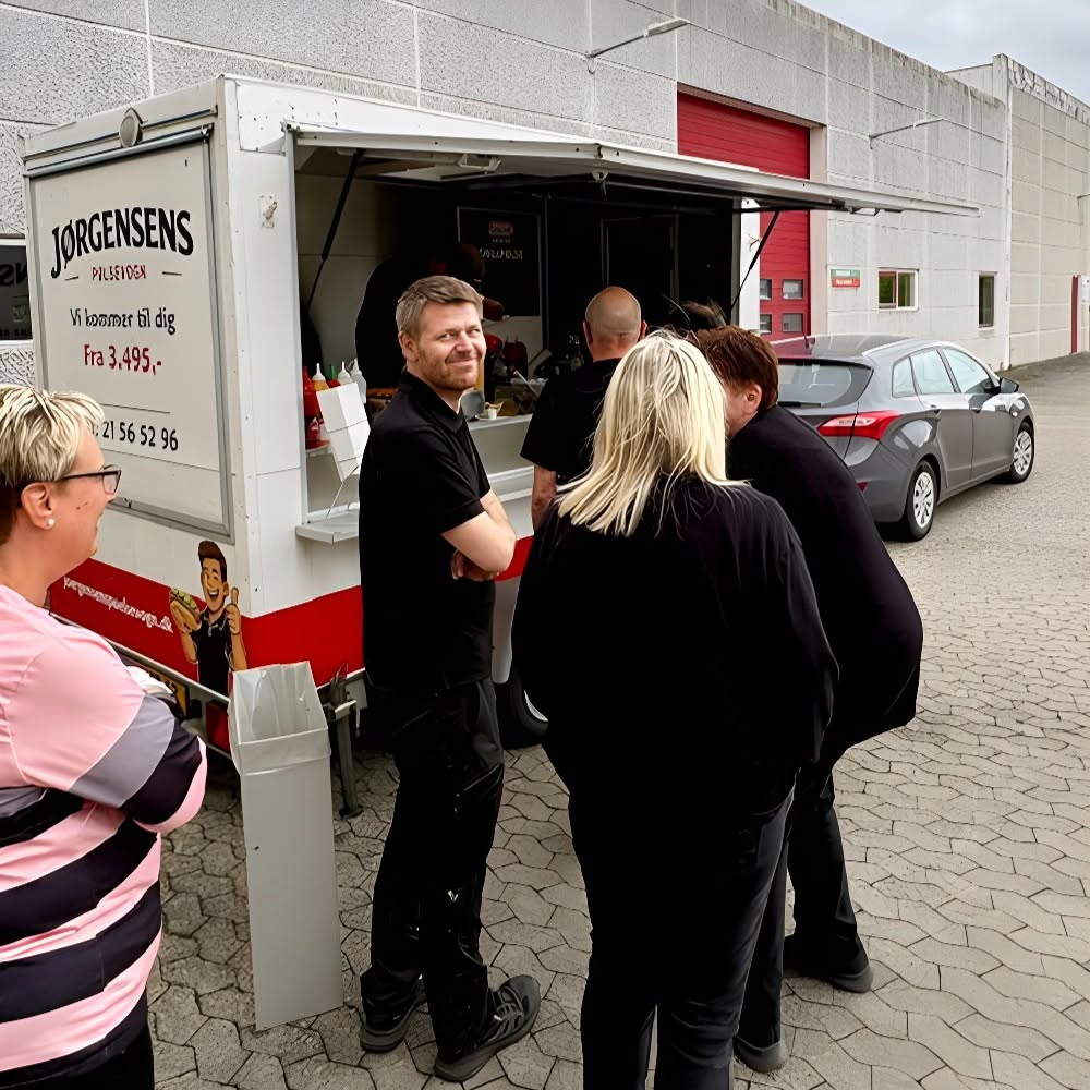 Gæster ved Jørgensens Pølsevogn