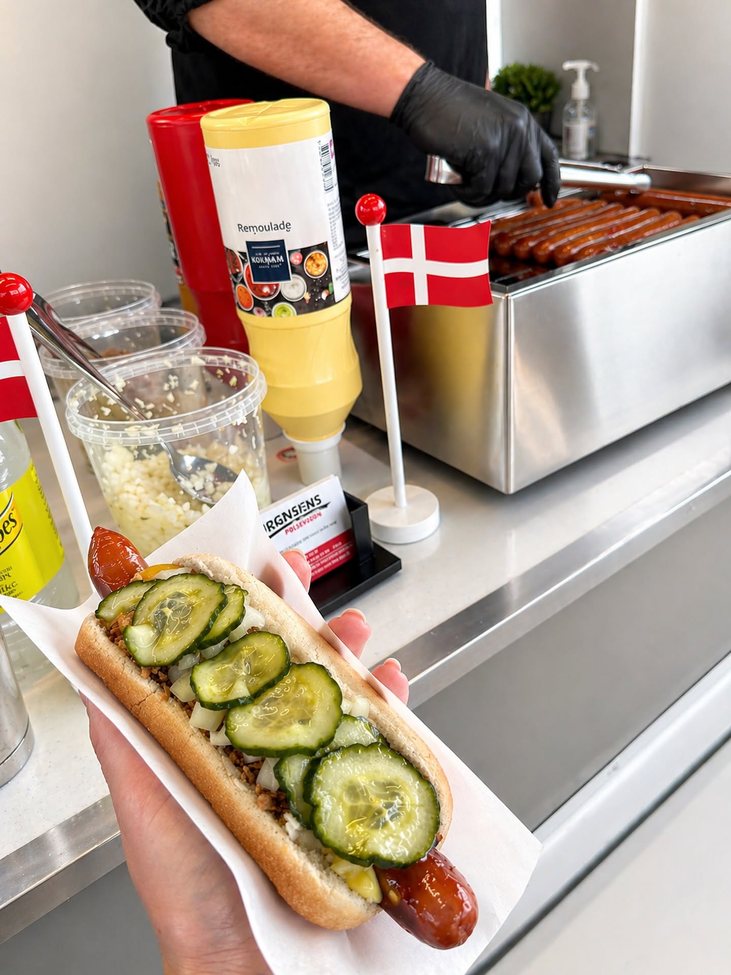 Hotdog med agurkesalat serveret fra Jørgensens Pølsevogn