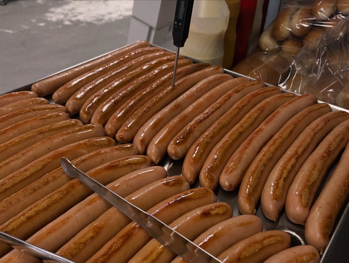 Grillede pølser klar til servering fra pølsevognen